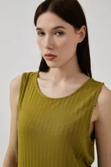 Musculosa verde oliva de punto acanalado, con cuello redondo y aberturas laterales.
