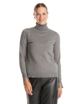 Polera de tejido fino color gris, con cuello alto, manga larga y detalle de tajo en los puños.