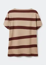 Blusa de manga corta con cuello redondo y estampado de cuadrícula blanca sobre fondo color tostado.