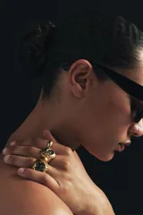 Pack de tres anillos metálicos dorados con aplicaciones de cristales negros. Incluye un anillo fino, un anillo circular con relieve y un anillo tipo sello.