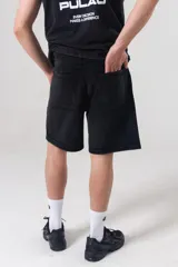 Bermuda cargo de algodón negro con calce relajado, bolsillos laterales aplicados y diseño utilitario.
