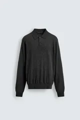 Polo de punto de corte regular, confeccionado en una mezcla de lana y seda. Presenta cuello solapa con cierre frontal de tres botones, manga larga y acabados en rib en puños y bajo.