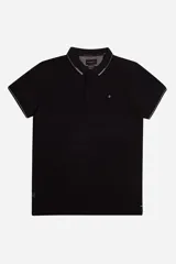Polo negro de manga corta con cuello clásico y tapeta de dos botones. El cuello y los puños tienen un borde blanco en contraste. Presenta un logo bordado en el pecho. Corte regular.