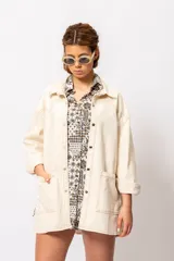 Camisa estampada con cuello clásico, mangas cortas y cierre frontal con botones.