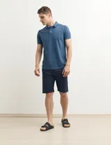 Chomba verde con cuello polo y tapeta de dos botones.