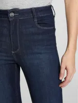 Pantalón de jean corte skinny, de tiro medio y color azul oscuro con costuras en contraste.