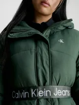 Campera puffer verde oscuro de nailon con cinturón con hebilla y logo Calvin Klein.
