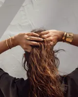 Pulsera tipo esclava abierta con diseño rústico y acabado irregular, fabricada en bronce y alpaca.