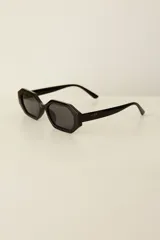 Lentes de sol con armazón de policarbonato en color beige y diseño hexagonal, con cristales oscuros con protección UV400.