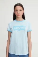 Remera de algodón color celeste con cuello y bordes de mangas en contraste de tono más oscuro. Presenta el logo clásico de Levi's tipo batwing estampado en el frente.