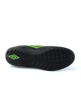 Championes de fútbol Umbro Classic II TF, color negro con detalles en verde neón. Capellada de cuero sintético y suela de goma con tapones para césped artificial.