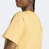 Remera de algodón de corte clásico con cuello redondo y mangas cortas. Presenta un pequeño logo de Adidas bordado en el centro del pecho.