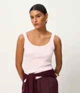 Blusa musculosa de ribana color blanco, con escote en U.