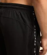 Bermuda deportiva para hombre, color bordó, con tecnología Dry que facilita la evaporación del sudor. Presenta cintura elástica con cordón interno, bolsillos y estampa lateral con lettering.
