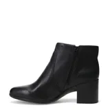 Bota de caña baja marca Bottero, confeccionada en cuero negro con textura granulada, diseño minimalista y taco cuadrado de altura media.