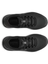 Championes de running Under Armour modelo Charged Surge 4, color negro. Presentan una parte superior de malla transpirable con superposiciones sintéticas para mayor soporte, entresuela con tecnología Charged Cushioning para una amortiguación reactiva y suela de goma resistente.
