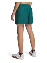 Short deportivo Under Armour de corte recto y largo medio, confeccionado en tejido técnico ultraligero con tecnología repelente al agua. Presenta cintura elástica con cordón interno, bolsillos laterales abiertos y el logo de la marca estampado en el ruedo.