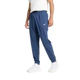 Pantalón de jogging New Balance, color azul marino, con cintura elástica ajustable mediante cordón, puños elásticos en los tobillos y logo de la marca bordado en la pierna izquierda.