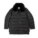 Campera puffer negra de corte largo, con diseño de canelones horizontales. Presenta cuello alto con detalle de pelo sintético extraíble, cierre frontal con botones a presión, puños y bolsillos laterales. Incluye aberturas laterales con botones para mayor comodidad.