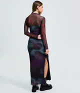 Vestido midi de tul con diseño ajustado, mangas largas y detalles fruncidos en el frente. Presenta un estampado con efecto manchado en tonos oscuros y una abertura lateral en la falda.