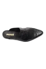 Zueco de cuero negro con diseño de estilo western, con costuras decorativas en el empeine, punta redondeada y taco cuadrado bajo.