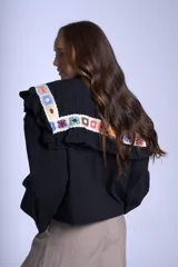 Camisa color crema con cuello Claudine y bordado de crochet multicolor.