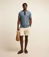 Remera de manga corta y cuello redondo, confeccionada en algodón peruano de alta calidad. Presenta un diseño liso y corte cómodo, ideal para uso diario.