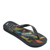 Sandalias tipo ojota Havaianas con base negra y estampado tropical colorido en la plantilla. Poseen tiras negras con textura y logo de la marca en relieve.