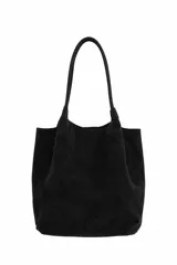 Cartera tipo tote de gamuza negra con base estructurada, asas largas para hombro, cierre con broche metálico y neceser interior incluido.