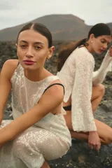 Vestido largo de red con lentejuelas brillantes, de corte amplio y sin mangas.