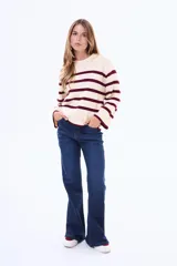 Buzo tejido de punto con diseño a rayas horizontales en color crema y bordó, de cuello redondo y mangas anchas.