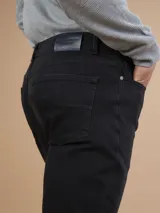 Pantalón de jean negro de corte recto.