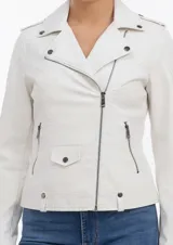 Campera entallada de cuero sintético en color blanco, con cierre frontal cruzado, solapas con botones a presión y bolsillos laterales con cierre.