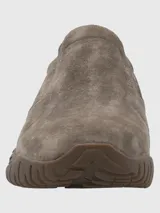 Zapato tipo slip-on de hombre, confeccionado en cuero gamuzado color marrón. Presenta un diseño sin cordones con paneles elásticos laterales para facilitar el calce y una suela técnica de goma con tecnología Spinal para mayor soporte y amortiguación.