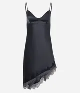 Vestido midi de satén negro con escote corazón, breteles finos ajustables y ruedo asimétrico decorado con encaje. Presenta un diseño fluido y elegante con cierre posterior.