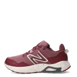 Championes de trail running New Balance modelo T410, color bordó con detalles en blanco crema y gris. Presentan una estructura de malla técnica con refuerzos sintéticos, logo N lateral y entresuela con diseño moteado.