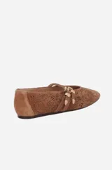 Ballerinas color caramelo de gamuza con diseño calado y doble tira con hebilla dorada.