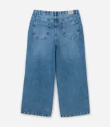 Pantalón de jeans de tiro alto, color celeste desgastado, modelo wide leg (pierna ancha) con cierre y botón metálico.