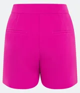 Bermuda de corte sastrero confeccionada en crepé color turquesa, con cierre frontal, bolsillos laterales y detalle de botones decorativos en los costados.