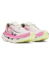 Championes Under Armour W HB Racer 2, diseño deportivo en tonos blanco, rosado y detalles en negro. Cuentan con capellada de malla transpirable y suela chunky de gran amortiguación.