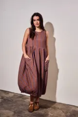 Vestido midi sin mangas, con diseño a rayas en tonos marrón y azul, cuello redondo y bolsillos laterales amplios.
