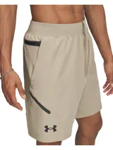 Shorts deportivos Under Armour modelo Unstoppable, confeccionados en tejido elástico y repelente al agua. Presentan cintura elástica con cordón interno, bolsillos laterales abiertos y un bolsillo con cierre en el lateral derecho. Incluye el logo de la marca estampado en la pierna.