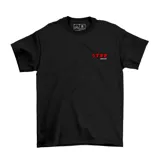 Remera de algodón color negro con estampa pequeña en el pecho que incluye texto en japonés y la marca Emexem en color rojo.