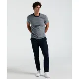 Remera gris con rayas horizontales finas en jacquard, cuello redondo con ribete azul marino y logo de pingüino bordado en el pecho.