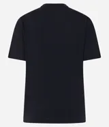 Remera negra de algodón con corte slim, cuello redondo y mangas cortas. Presenta un bloque rectangular frontal con lentejuelas plateadas.