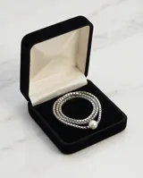 Collar de cadena tipo veneciana de acero con una perla central.