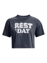 Remera de corte cropped Under Armour, color gris oscuro, con cuello redondo acanalado y estampa frontal con la frase 'REST DAY' en tipografía blanca estilo nube.