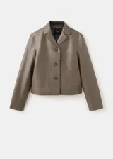 Chaqueta Sabi de cuero sintético en color verde militar, con cuello camisero, cierre frontal con botones y bolsillos de parche delanteros.