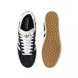 Championes urbanos Adidas modelo Gazelle Adv, color negro con las icónicas tres rayas laterales en blanco. Presentan un diseño clásico de perfil bajo, confeccionados en gamuza con suela de goma blanca y detalles en dorado.