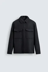 Sobrecamisa de corte regular fit confeccionada en tejido con mezcla de lana. Presenta cuello solapa, cierre frontal con cremallera, bolsillos de plastrón con solapa en el pecho y bolsillos laterales. Las mangas largas terminan en puños con botón oculto.